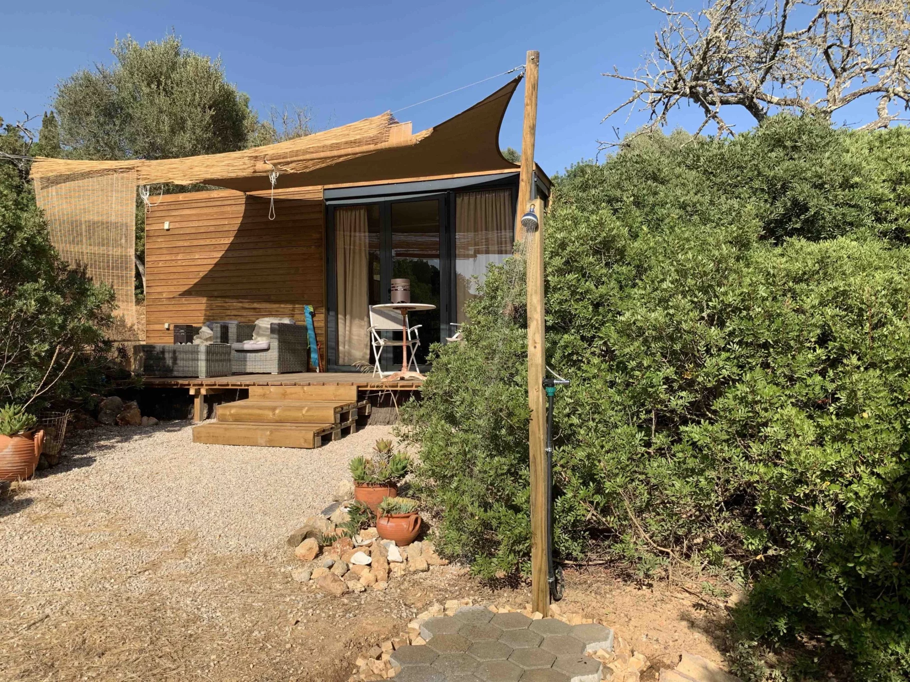 Outside shower at Montinho Tiny House Benagil Algarve
